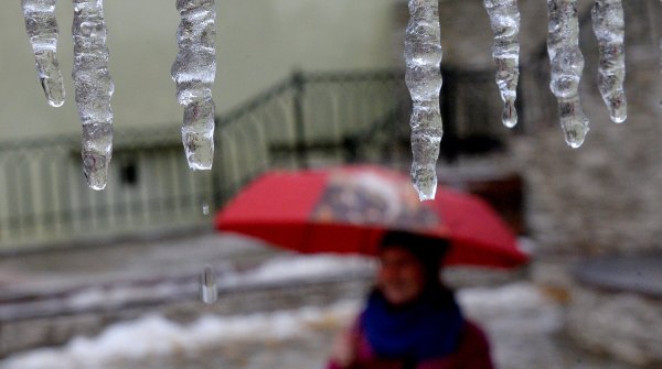 Снег сосулька дождь