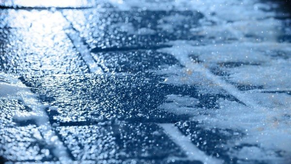 Лед на асфальте