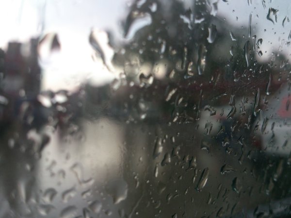 Дождь со снегом на стекле