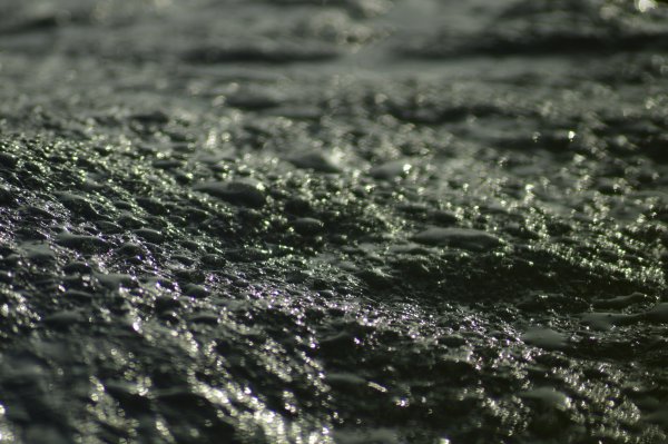 Дождь на поверхности воды