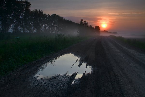 Деревенская дорога ночью