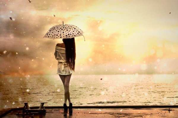 Девушка с зонтиком со спины