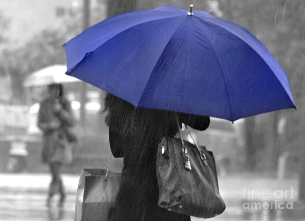 Девушка под зонтом в дождь со спины