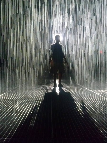 Человек под дождем без зонта