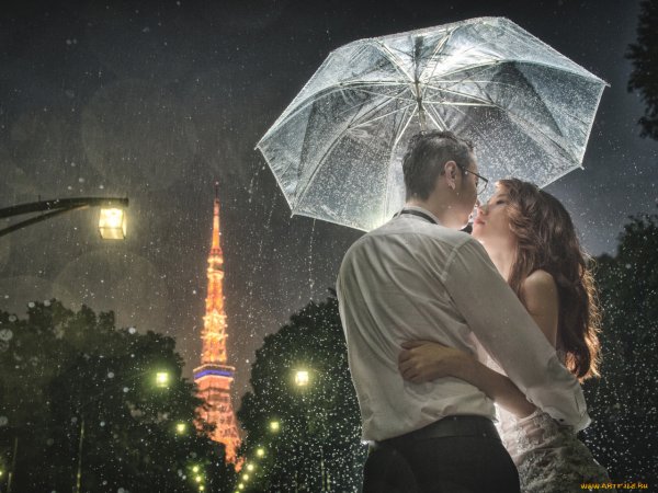 Мужчина и женщина под зонтом