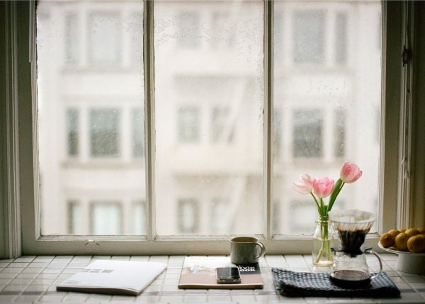 Вид из окна с подоконником