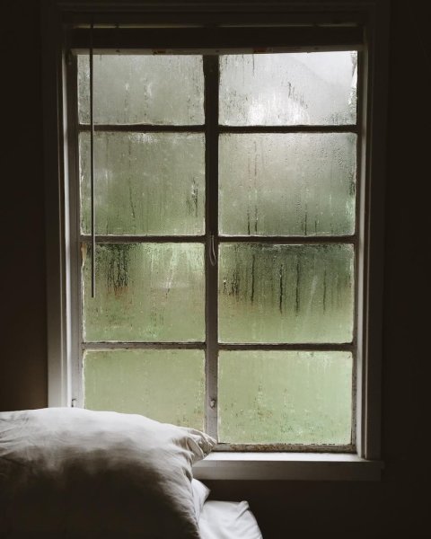 Дождь за окном подоконник