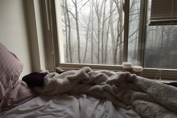 Кровать около окна ночью