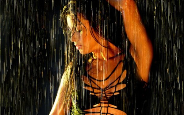 Красивая девушка дождь