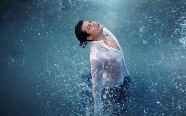 Парень под дождем