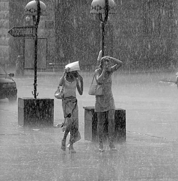 Человек под дождем без зонта