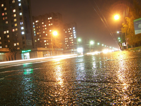 Ливень в городе ночью