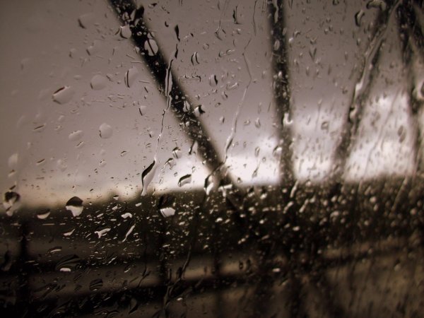 Дождь на стекле окна