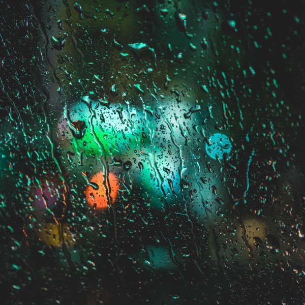 Капли на стекле