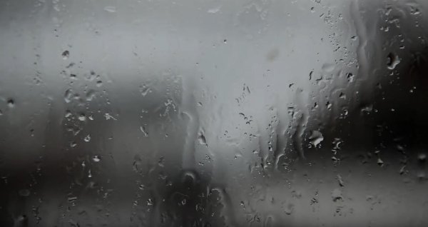 Капли стекают по стеклу
