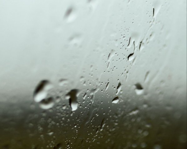 Дождь на стекле