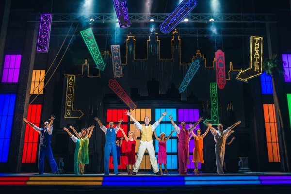 Мюцикл "Поющие под дождём»