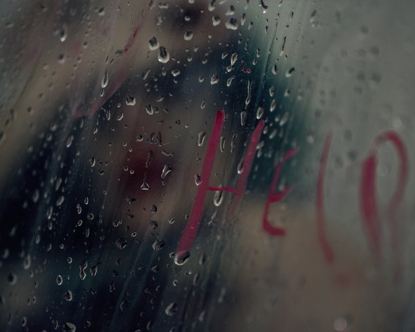 Девушка у окна дождь