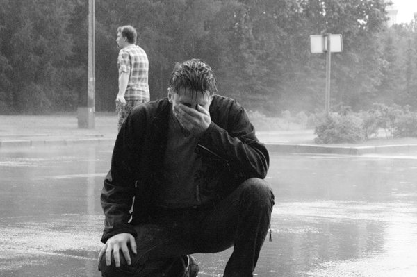 Парень на коленях