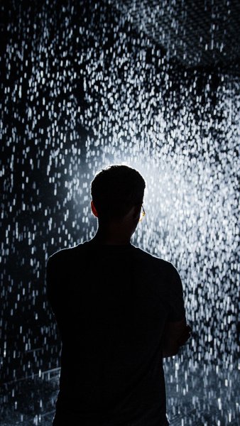 Одинокм парень под дождём