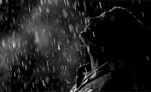 Парень плачет под дождем