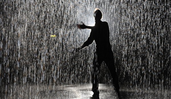 Человек под дождем без зонта