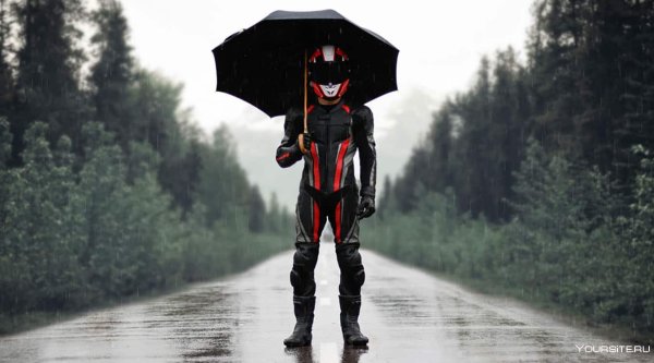 Мотоциклист с зонтом