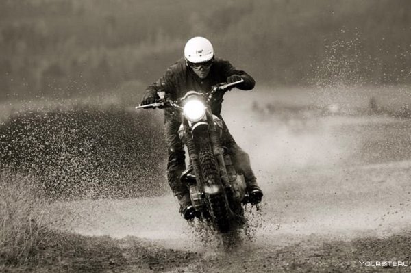 Мотоцикл под дождем