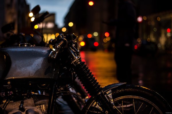 Мотоцикл в ночном городе