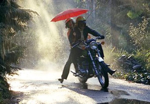 Мотоциклист с зонтом