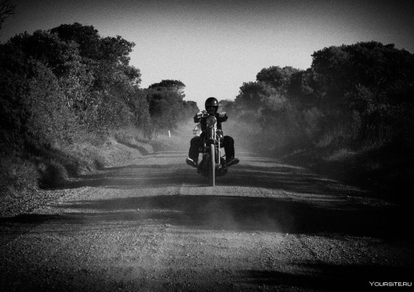 Мотоцикл на дороге
