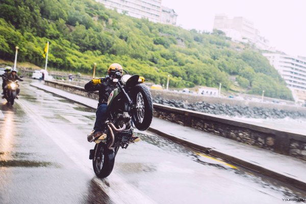 Мотоциклист в дождь