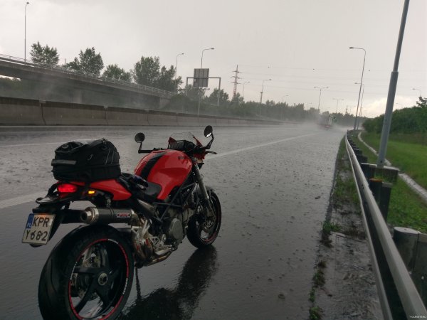 Мотоцикл в дождь на улице