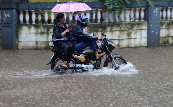 Мопед под дождем