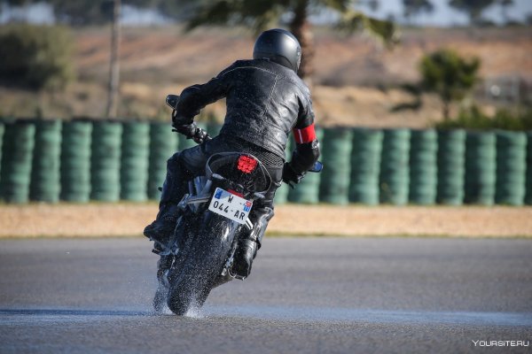 Мотоцикл под дождем