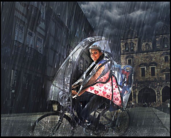 На велосипеде под зонтом