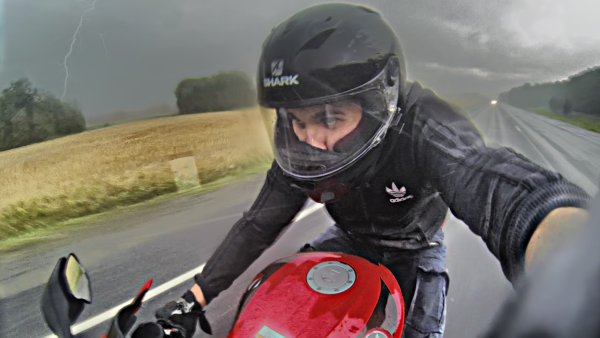 Мотоциклист в дождь