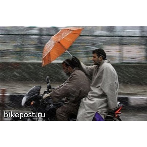 Мотоциклист с зонтом