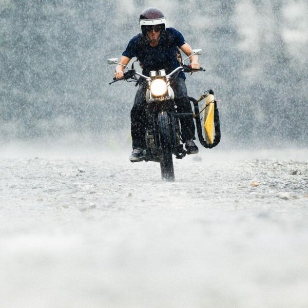 Мотоцикл под дождем