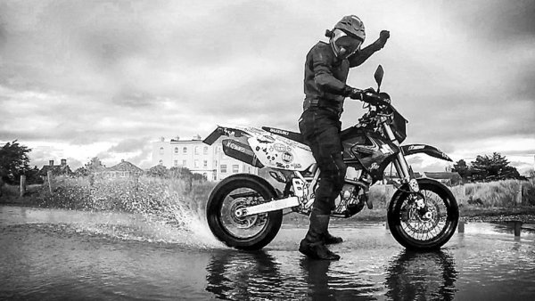 Супермото байкер