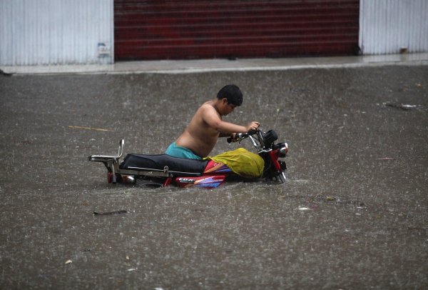 Мотоциклист в дождь