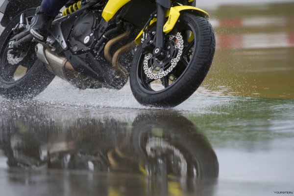 Мокрый на мотоцикле