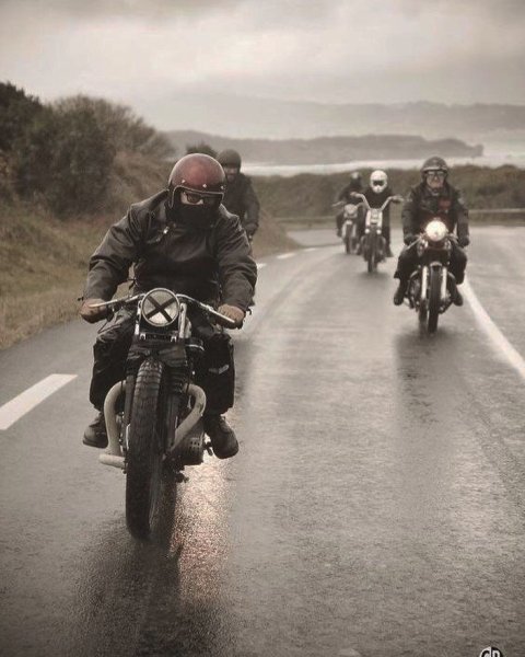 Мотоциклист на дороге