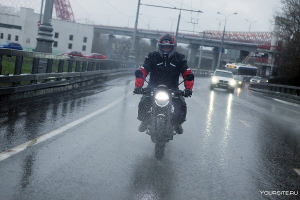 Мотоциклист в дождь