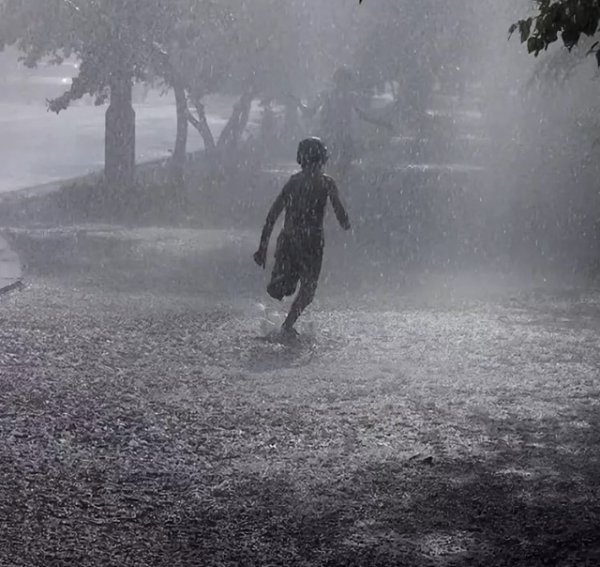 Мальчик под дождем