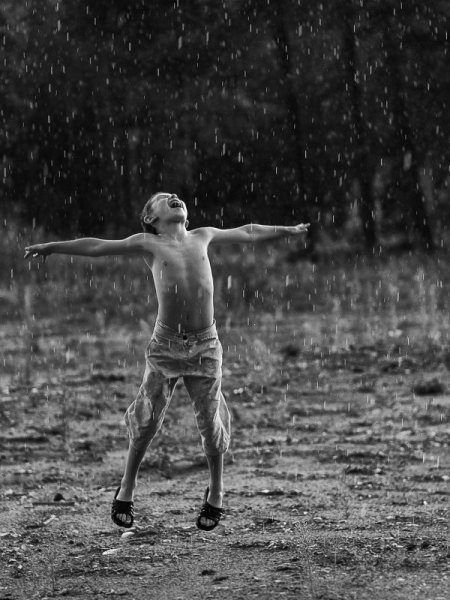 Мальчик под дождем