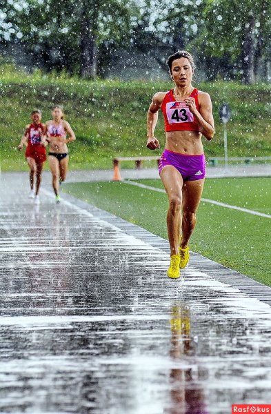 Человек бежит под дождем