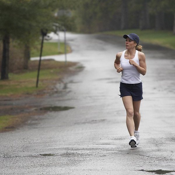 Бег под дождем девушка