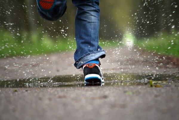 Парень бежит по лужам