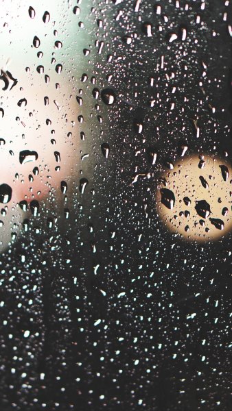 Капли дождя на стекле